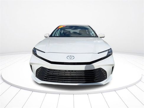 Used 2025 Toyota Camry XLE image 9