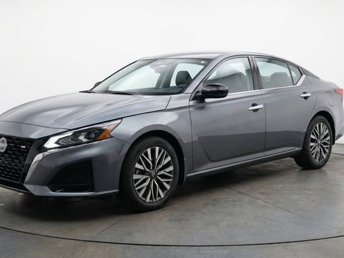 Used 2025 Nissan Altima 2.5 SV FWD image 3