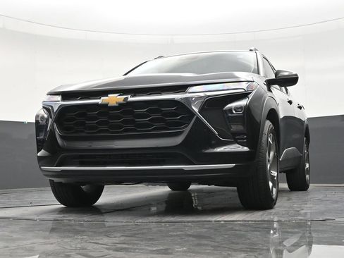 Used 2025 Chevrolet Trax LT w/ Driver Confidence Package FWD image 27
