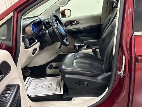 Used 2019 Chrysler Pacifica Touring-L FWD image 11