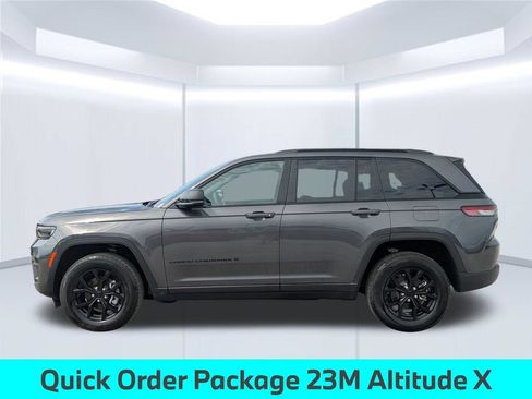 Used 2025 Jeep Grand Cherokee Altitude AWD/4WD image 2