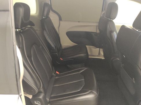 Used 2023 Chrysler Pacifica Touring-L FWD image 21