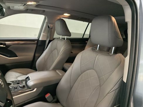 Used 2024 Toyota Highlander Platinum AWD/4WD image 5