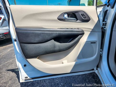 Used 2018 Chrysler Pacifica Limited FWD image 20