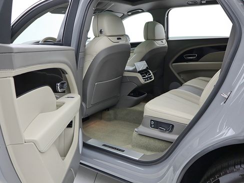 Used 2024 Bentley Bentayga Extended Wheelbase AWD/4WD image 46
