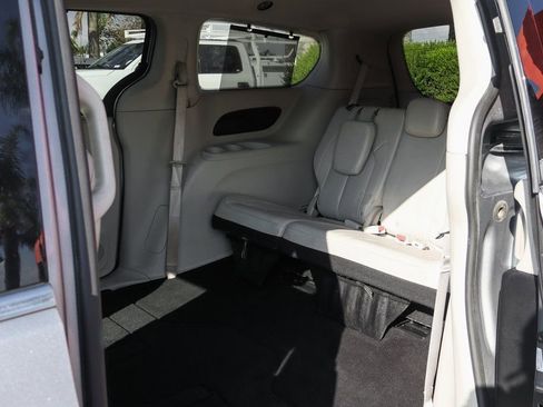 Used 2021 Chrysler Pacifica Touring-L image 43