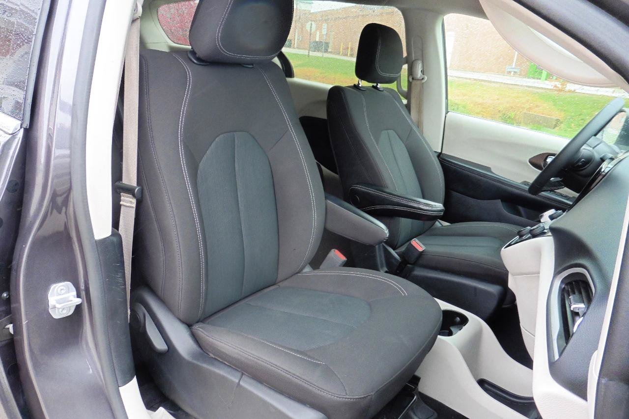 Used 2022 Chrysler Voyager LX FWD image 15