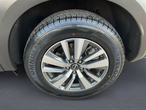 Used 2025 Nissan Pathfinder SL AWD/4WD image 14