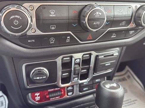 Used 2025 Jeep Wrangler Unlimited Rubicon AWD/4WD image 17