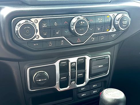 Used 2018 Jeep Wrangler Unlimited Sahara AWD/4WD image 34