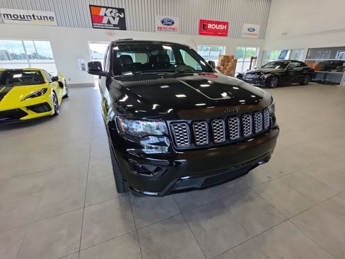 Used 2019 Jeep Grand Cherokee Altitude AWD/4WD image 4