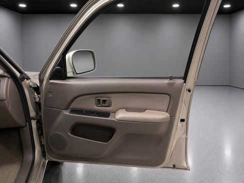 Used 2001 Toyota 4Runner SR5 AWD/4WD image 17