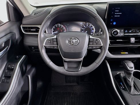 Used 2024 Toyota Highlander XLE image 4
