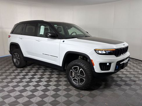 Used 2023 Jeep Grand Cherokee Trailhawk w/ Advanced Protech Group II AWD/4WD image 2