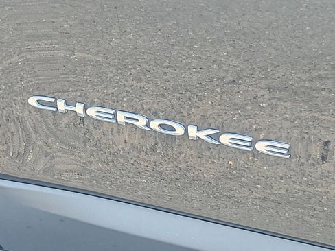 Used 2020 Jeep Cherokee Limited image 26