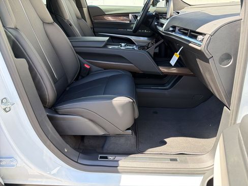 New 2026 Cadillac Vistiq Sport image 31