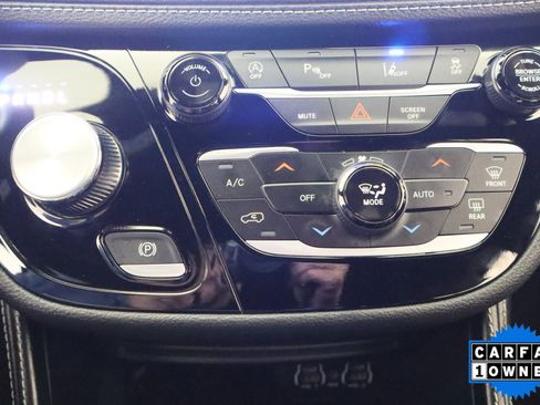 Used 2025 Chrysler Pacifica Limited image 27