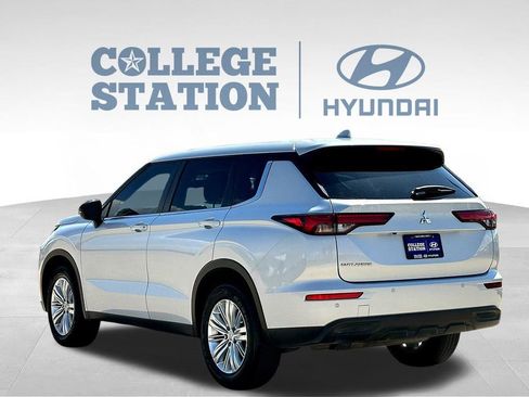 Used 2024 Mitsubishi Outlander ES FWD image 8