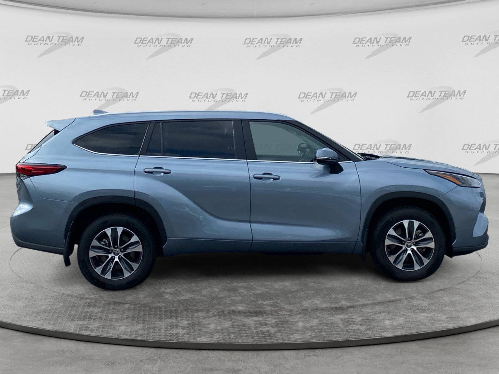 Used 2023 Toyota Highlander XLE AWD/4WD image 9