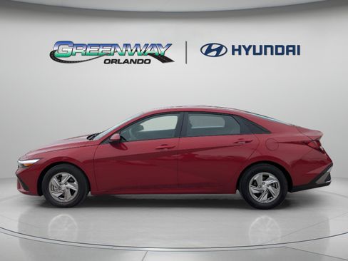 Certified 2025 Hyundai Elantra SE FWD image 5