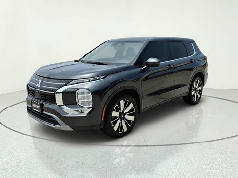 Used 2025 Mitsubishi Outlander SE FWD image 2