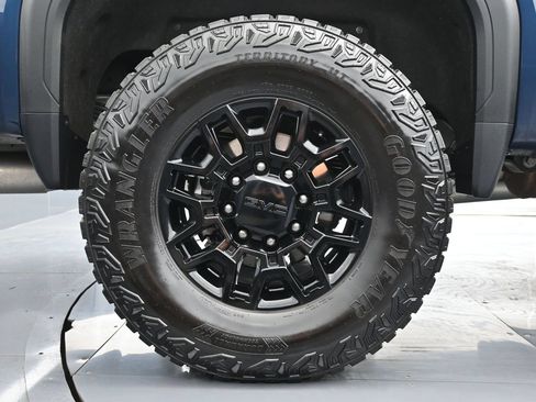 Used 2022 GMC Sierra 2500 AT4 w/ AT4 Premium Plus Package AWD/4WD image 18