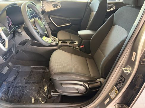 Used 2025 Kia Soul LX w/ LX Technology Package FWD image 24