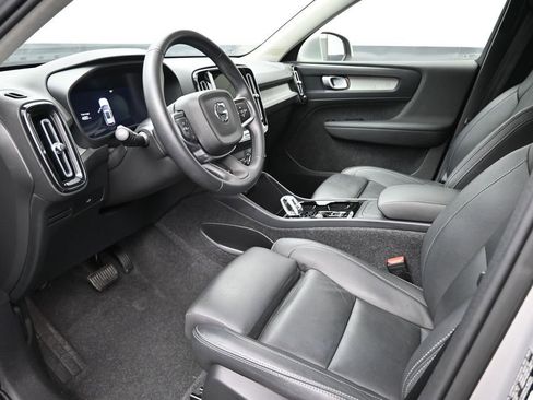 Used 2025 Volvo XC40 B5 Plus AWD/4WD image 9