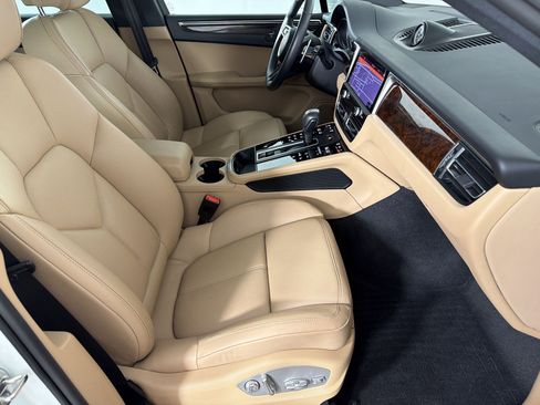 Certified 2024 Porsche Macan AWD/4WD image 26