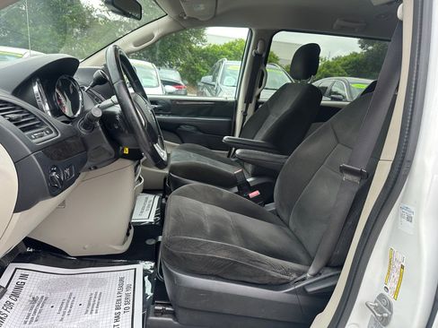 Used 2017 Dodge Grand Caravan SE w/ UConnect Hands-Free Group FWD image 10