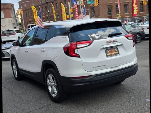 Used 2024 GMC Terrain SLE FWD image 10