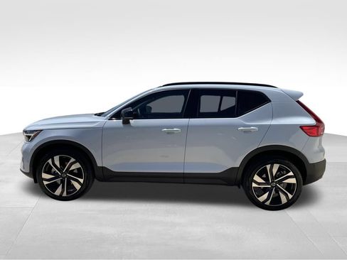 Used 2024 Volvo XC40 B5 Plus w/ Protection Package Premier AWD/4WD image 8