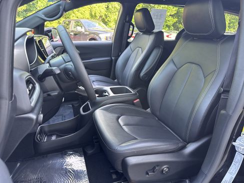 Used 2025 Chrysler Pacifica Select FWD image 5