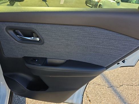 Used 2023 Nissan Rogue SV image 14