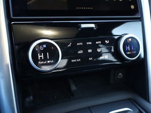 Used 2024 Land Rover Discovery Dynamic SE image 19