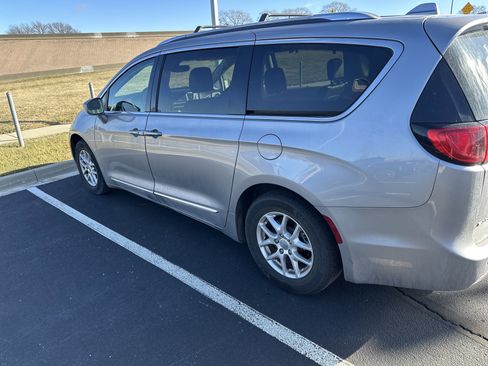 Used 2020 Chrysler Pacifica Touring-L image 8