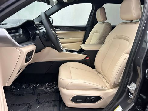 New 2025 Jeep Grand Cherokee L Limited w/ Black Appearance Package image 17