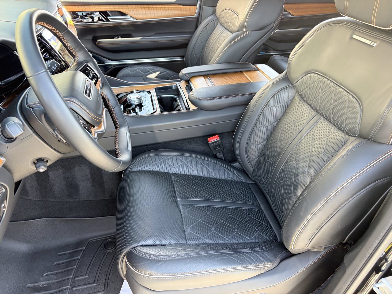 Used 2023 Jeep Grand Wagoneer Series III AWD/4WD image 19