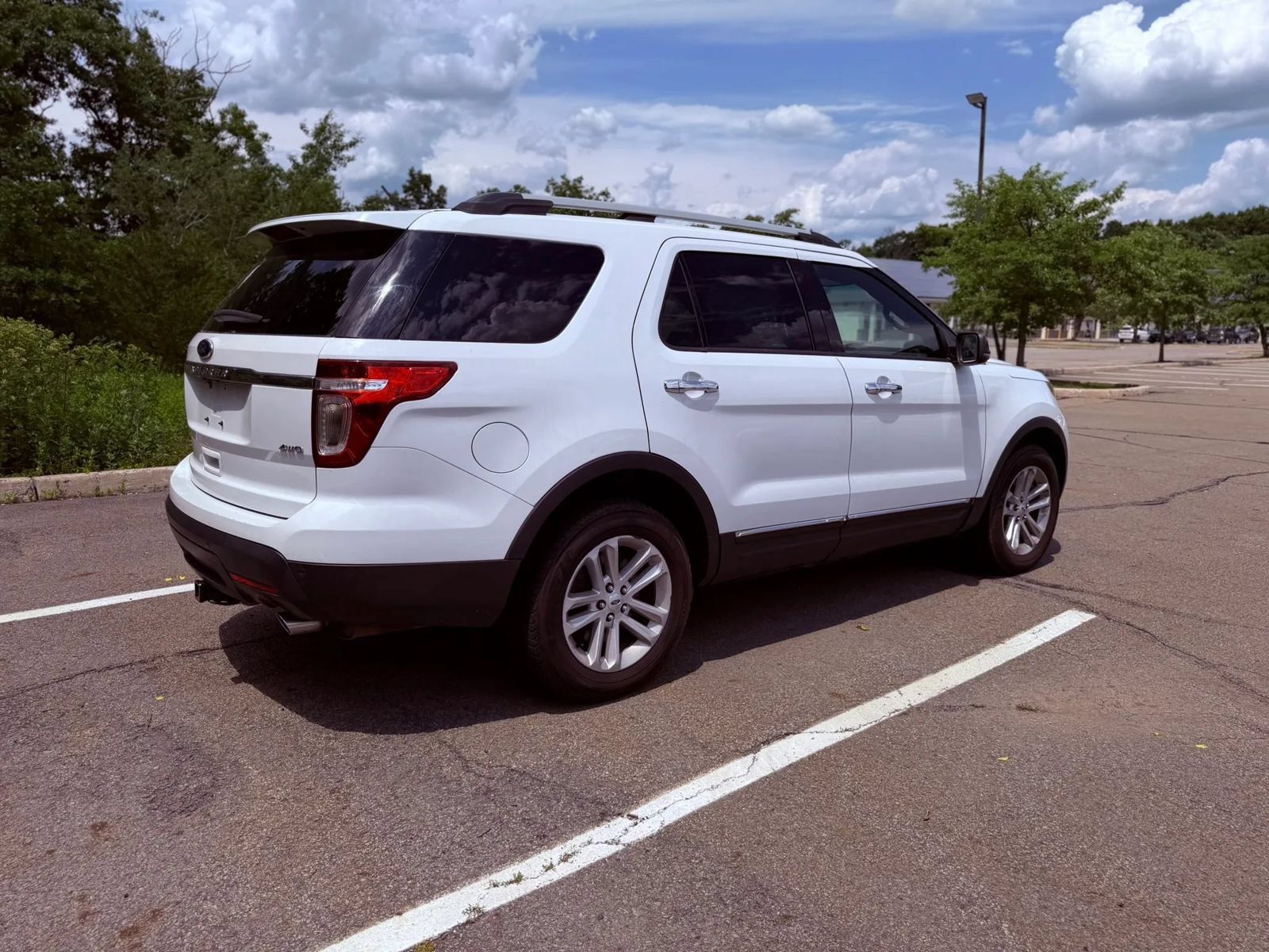 Used 2015 Ford Explorer XLT w/ Equipment Group 202B AWD/4WD image 5