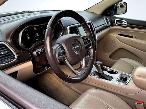Used 2017 Jeep Grand Cherokee Overland image 2