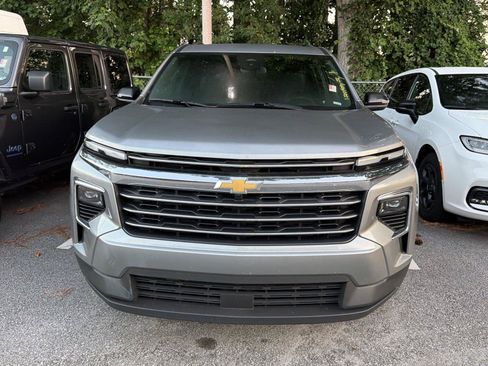 Used 2026 Chevrolet Traverse LT FWD image 2