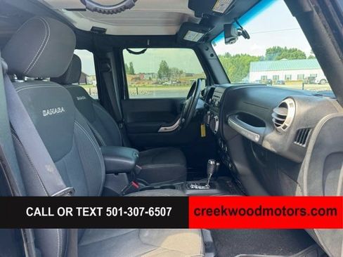 Used 2017 Jeep Wrangler Unlimited Sahara w/ Connectivity Group AWD/4WD image 11