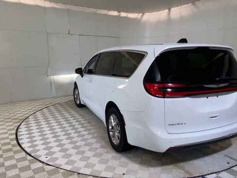 Used 2023 Chrysler Pacifica Touring-L AWD/4WD image 2