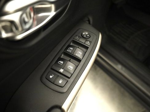 Used 2018 Jeep Cherokee Limited w/ Technology Group image 10