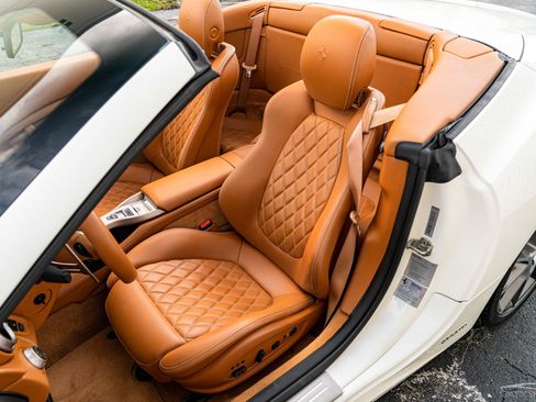 Used 2011 Ferrari California RWD image 3