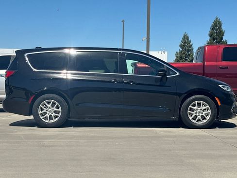 Used 2025 Chrysler Pacifica Select FWD image 9