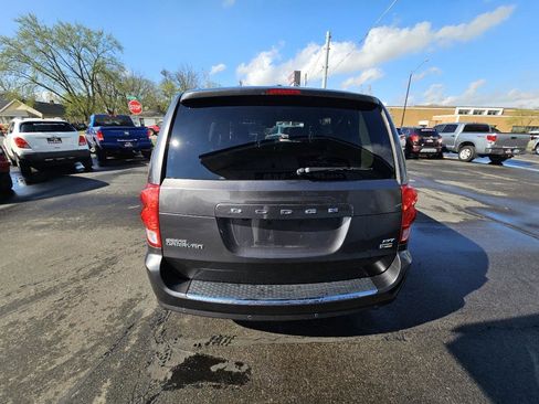 Used 2017 Dodge Grand Caravan SXT w/ Driver Convenience Group image 9
