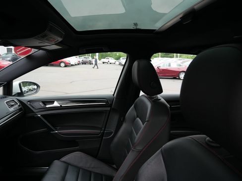 Used 2017 Volkswagen GTI SE FWD image 11