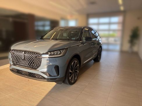 Certified 2025 Lincoln Aviator Reserve AWD/4WD image 4