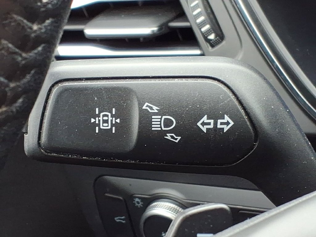 Certified 2020 Ford Escape Titanium AWD/4WD image 25